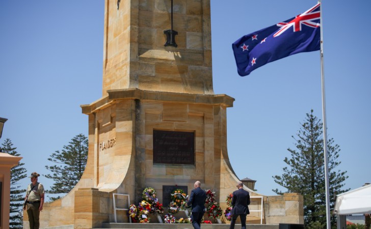 laying wreaths at fremantle war memorial