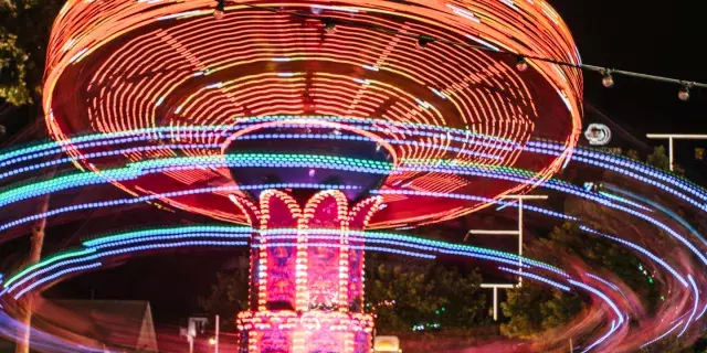 Swing chair ride_Carnival Amusements.png