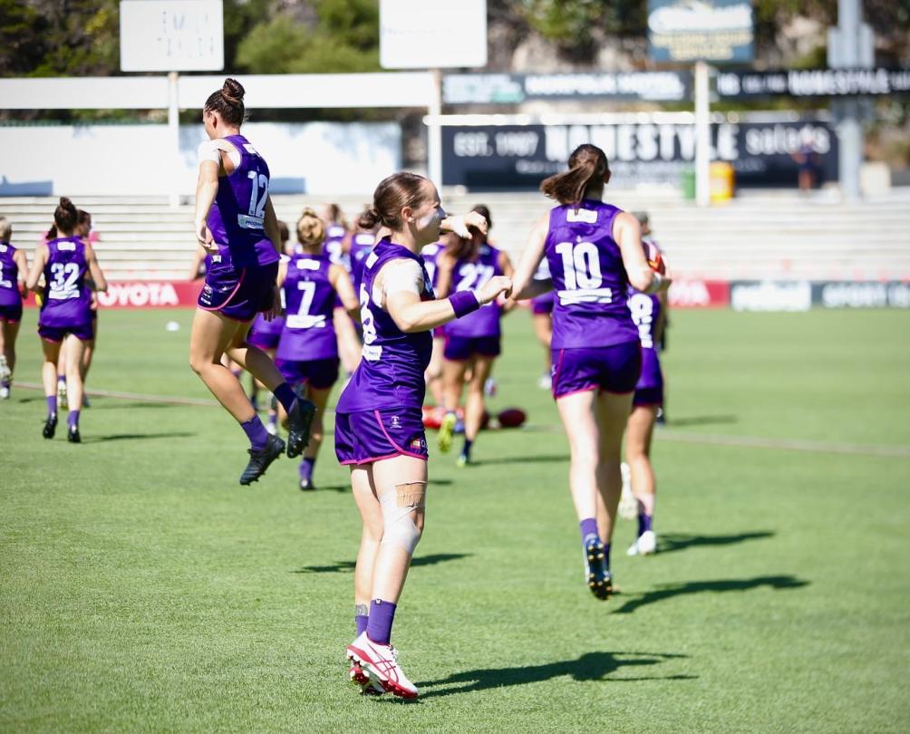 female dockers players on the field 