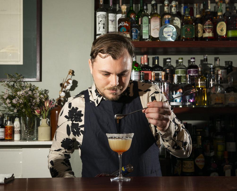 male bartender pouring a cocktail at Nieuw Ruin