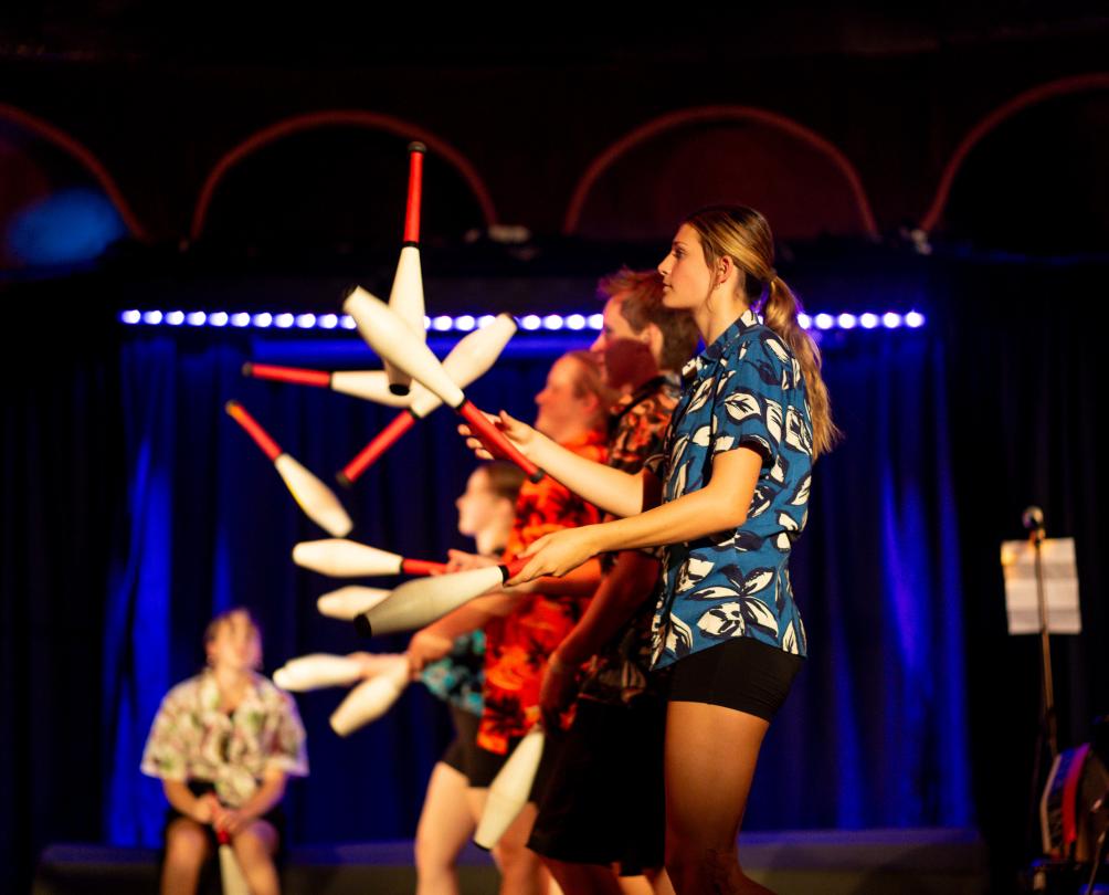kids juggling