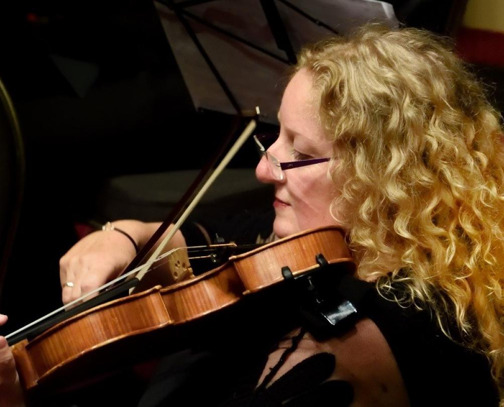 a women playing the violin for the Fremantle Chamber Orchestra