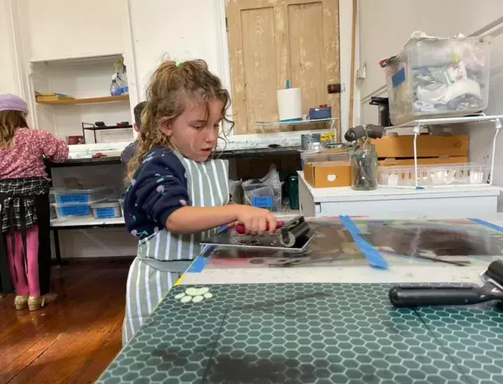 a kid making a screen print 
